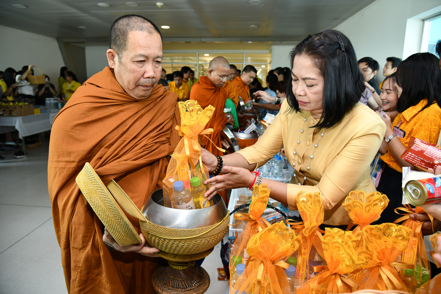 สสช. ร่วมทำบุญตักบาตร เนื่องในโอกาสวันขึ้นปีใหม่ ๒๕๖๓