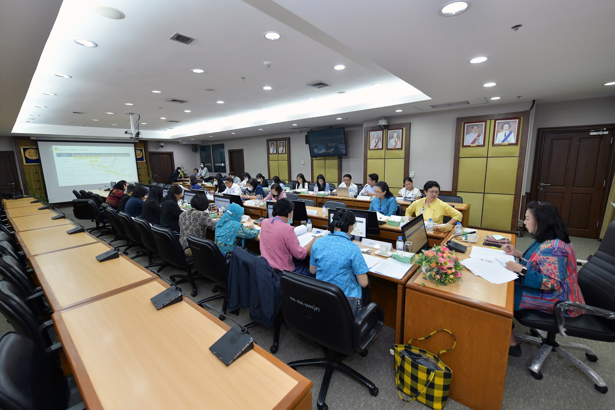 ประชุมคณะทำงานพิจารณาแบบสอบถาม โครงการสำมะโนธุรกิจและอุตสาหกรรม พ.ศ. 2565​