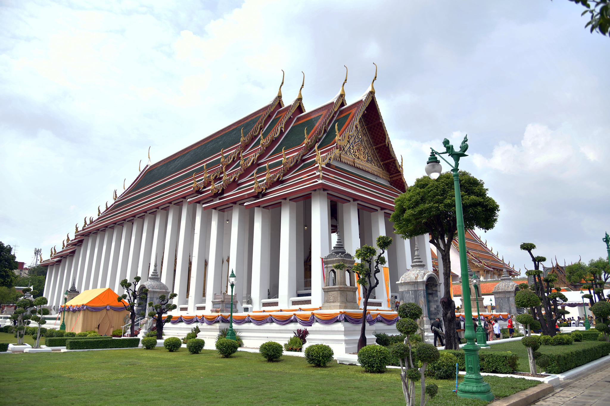 สำนักงานสถิติแห่งชาติเฝ้ารับเสด็จ พระบาทสมเด็จพระวชิรเกล้าเจ้าอยู่หัว และสมเด็จพระนางเจ้าสุทิดา พัชรสุธาพิมลลักษณ พระบรมราชินี
