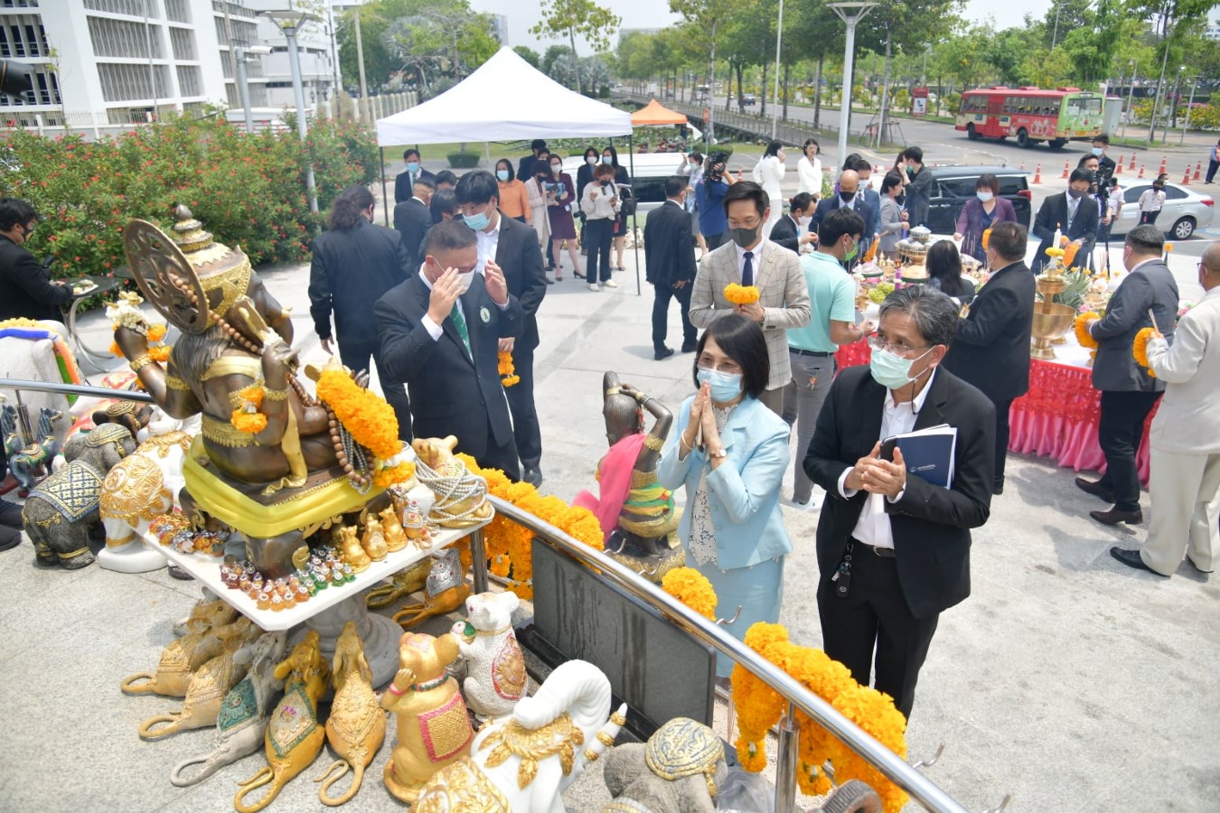 สักการะศาลพระพรหม และมอบนโยบาย