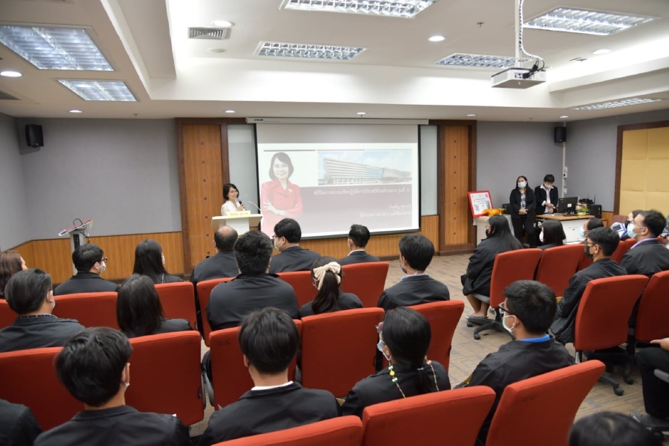 มอบประกาศนียบัตรแก่ผู้สำเร็จการอบรม วิชาสถิติระดับกลาง รุ่นที่ 37