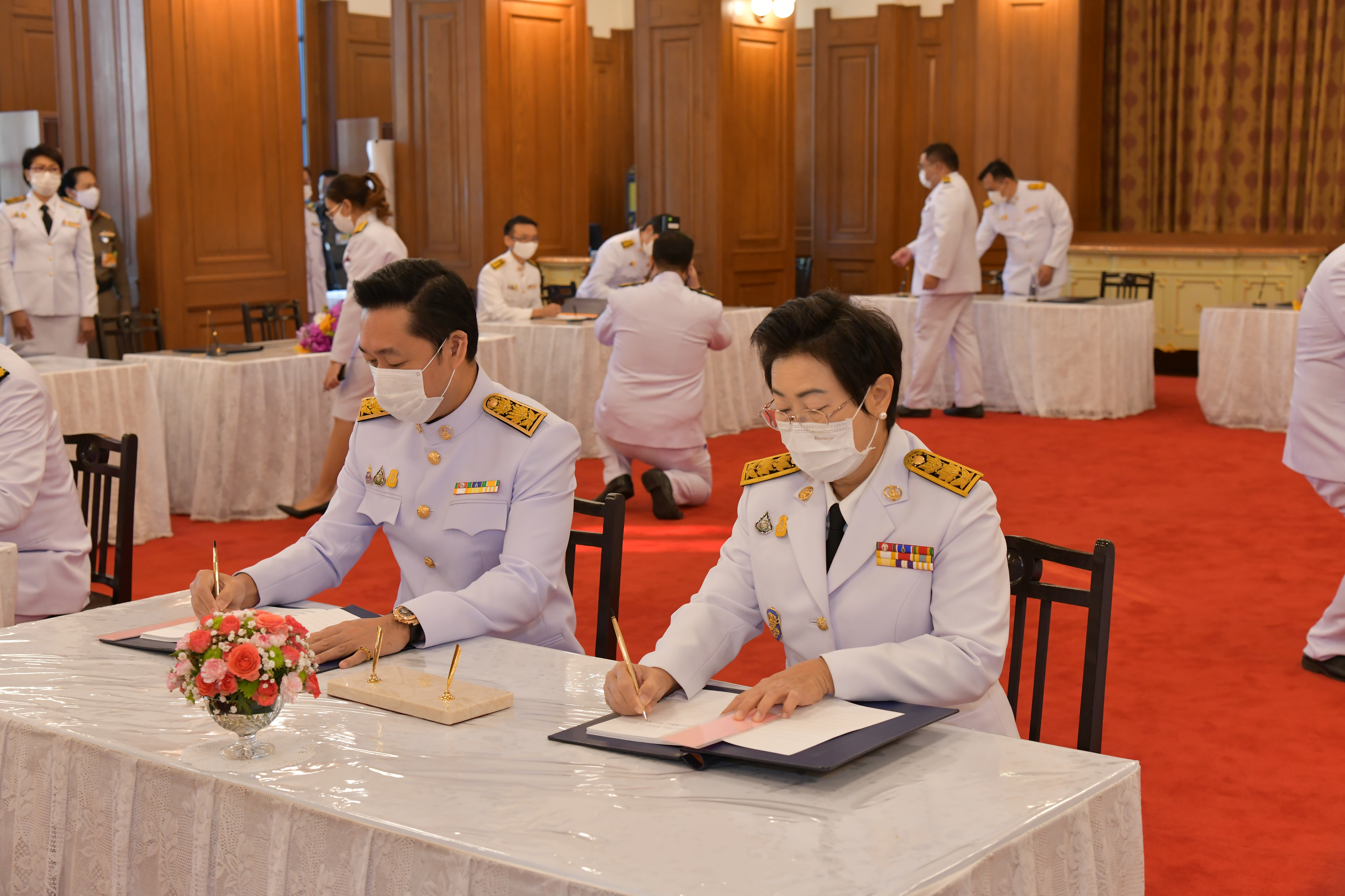 กระทรวงดิจิทัลฯ เข้าทูลเกล้าฯ ถวายแจกันดอกไม้และลงนามถวายพระพร