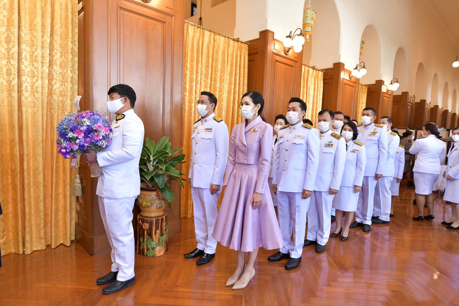 กระทรวงดิจิทัลฯ เข้าทูลเกล้าฯ ถวายแจกันดอกไม้และลงนามถวายพระพร