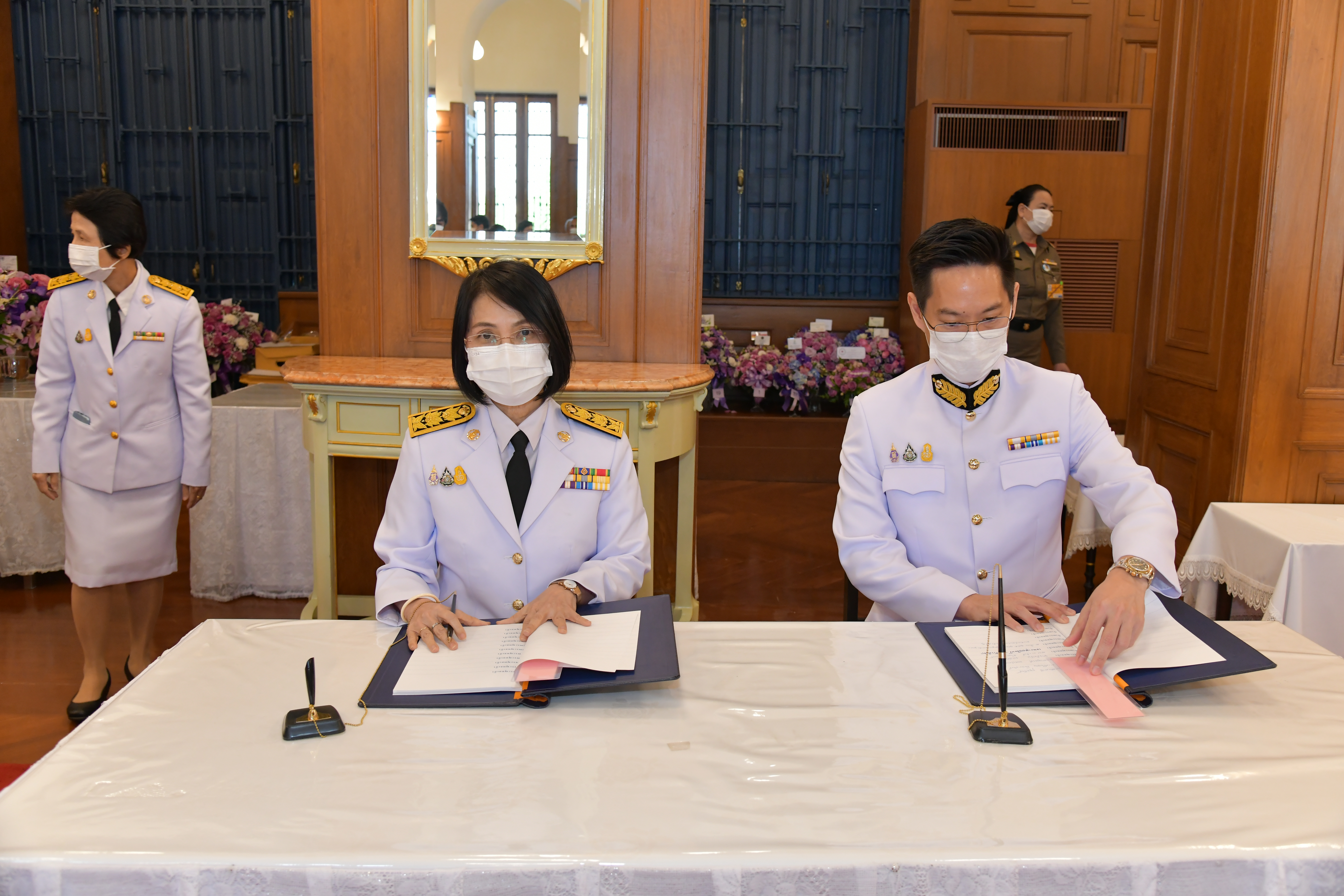 กระทรวงดิจิทัลฯ เข้าทูลเกล้าฯ ถวายแจกันดอกไม้และลงนามถวายพระพร
