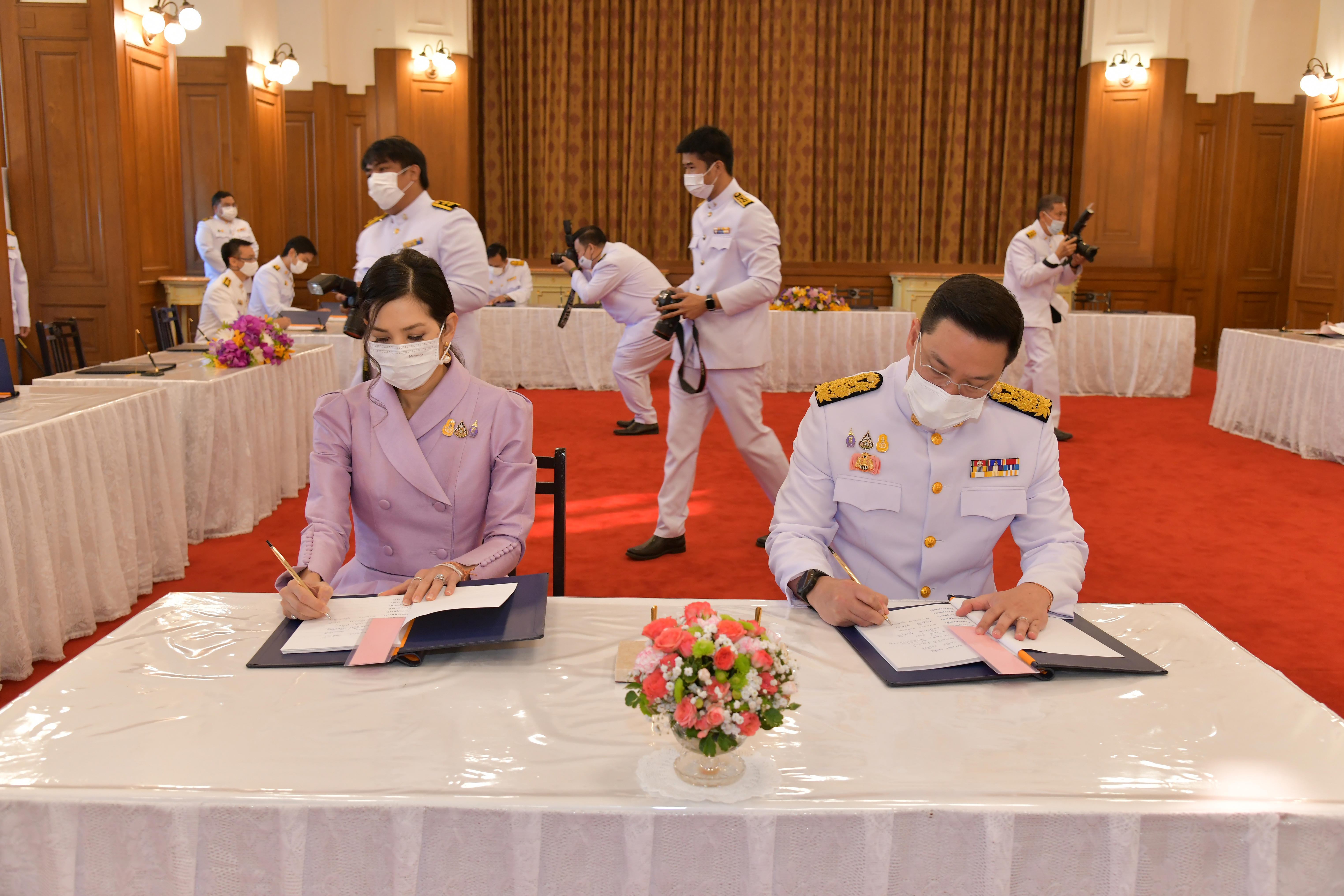 กระทรวงดิจิทัลฯ เข้าทูลเกล้าฯ ถวายแจกันดอกไม้และลงนามถวายพระพร