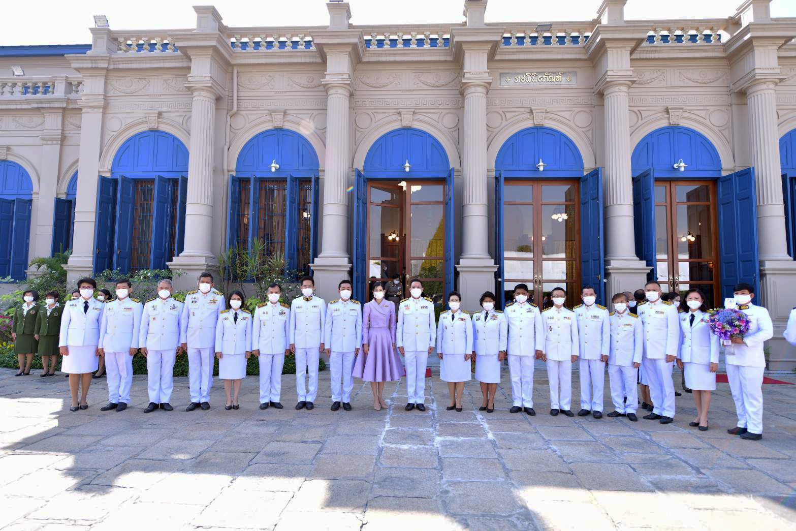 กระทรวงดิจิทัลฯ เข้าทูลเกล้าฯ ถวายแจกันดอกไม้และลงนามถวายพระพร