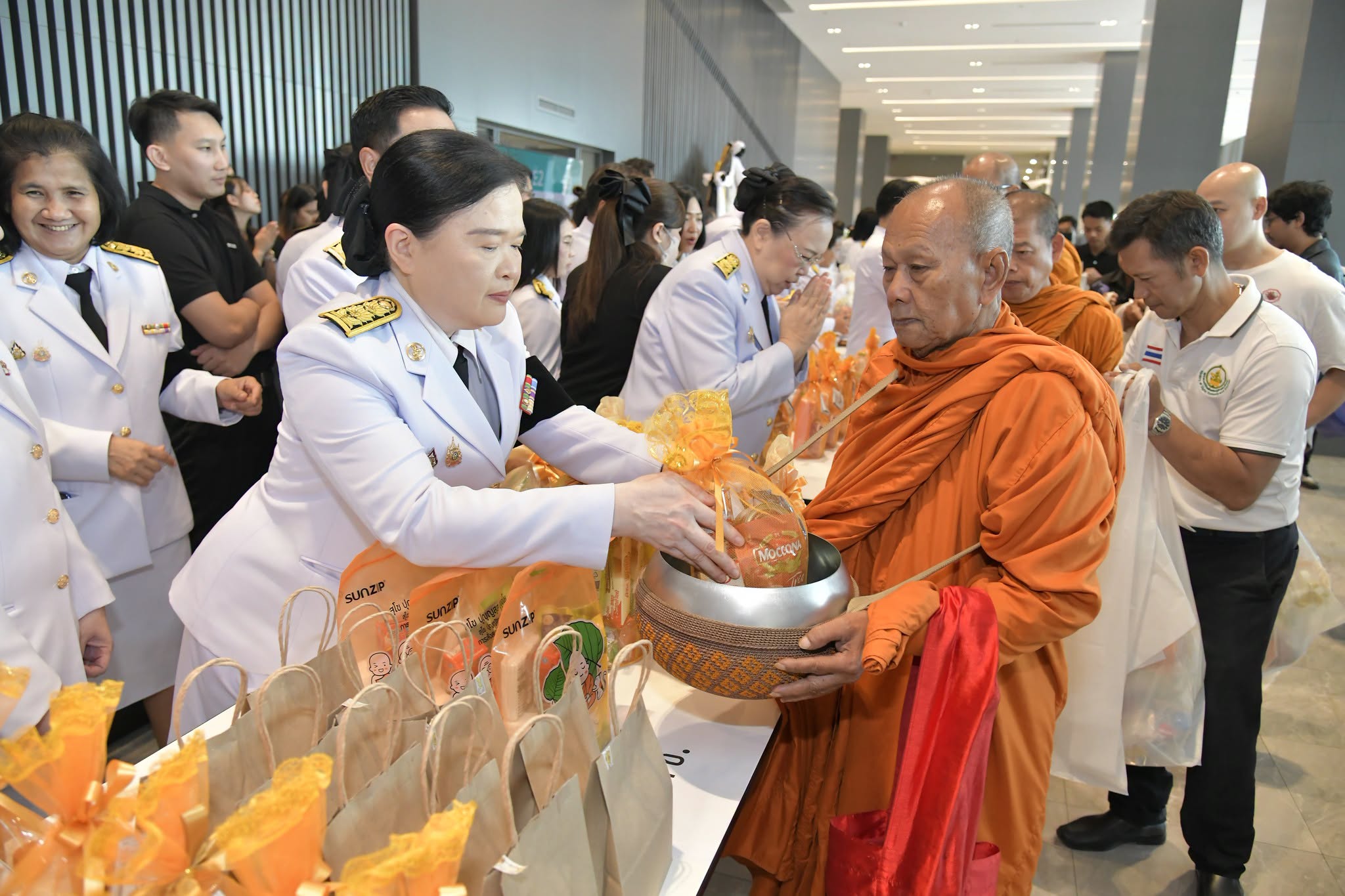ร่วมพิธีสวดพระพุทธมนต์