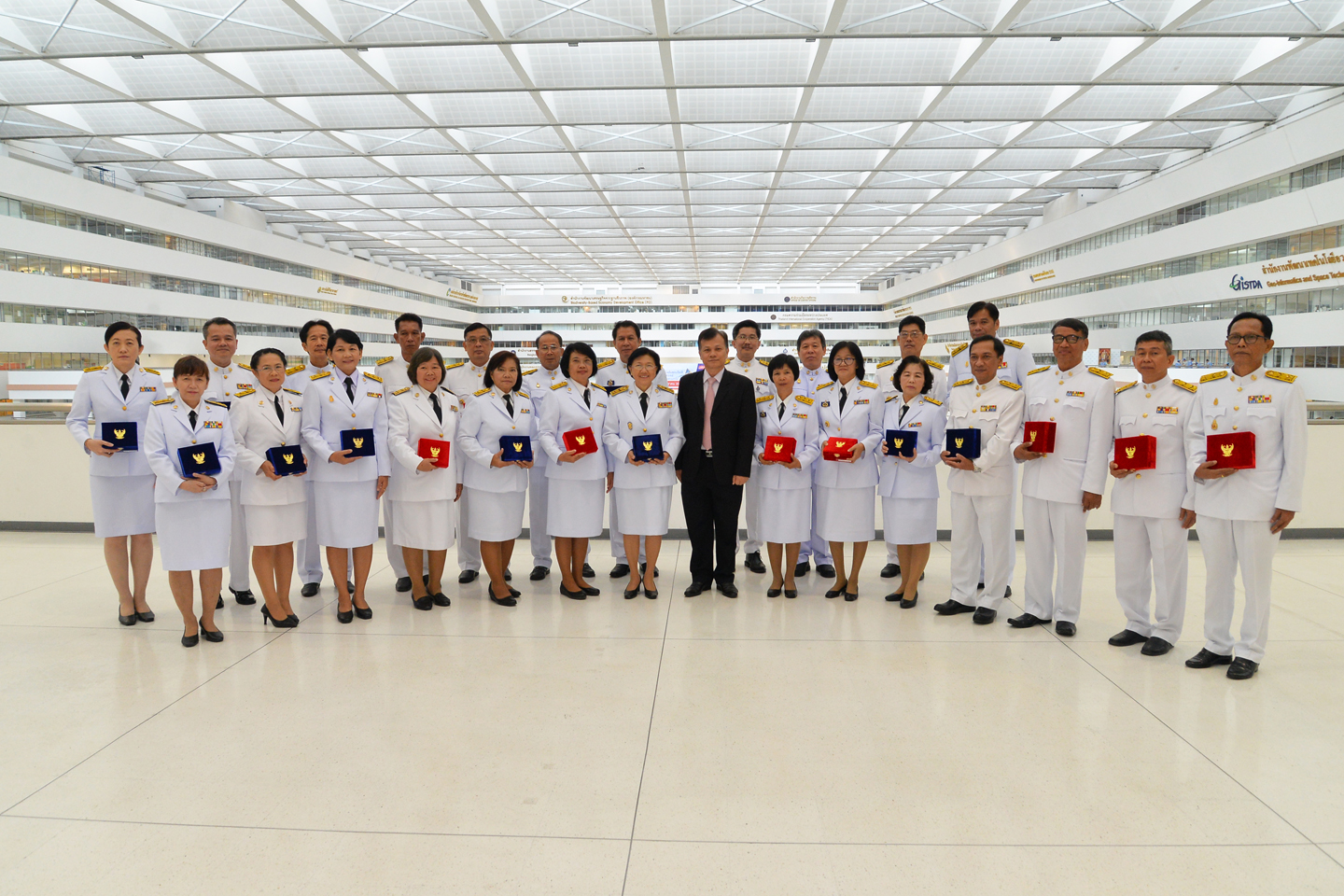 พิธีรับพระราชทานเครื่องราชอิสริยาภรณ์ชั้นสายสะพาย ประจำปี ๒๕๖๐