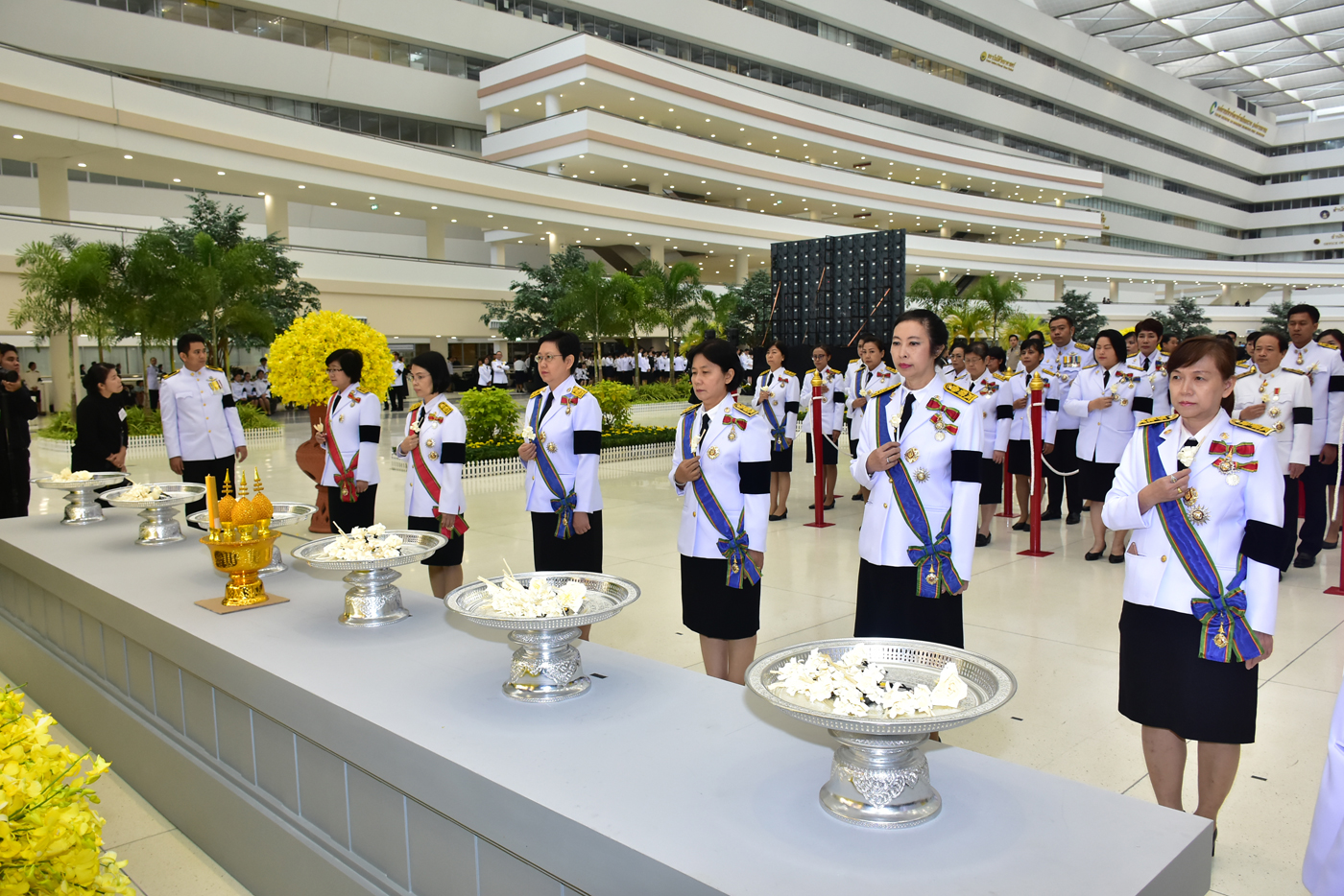ถวายดอกไม้จันทน์ในหลวงรัชกาลที่ ๙