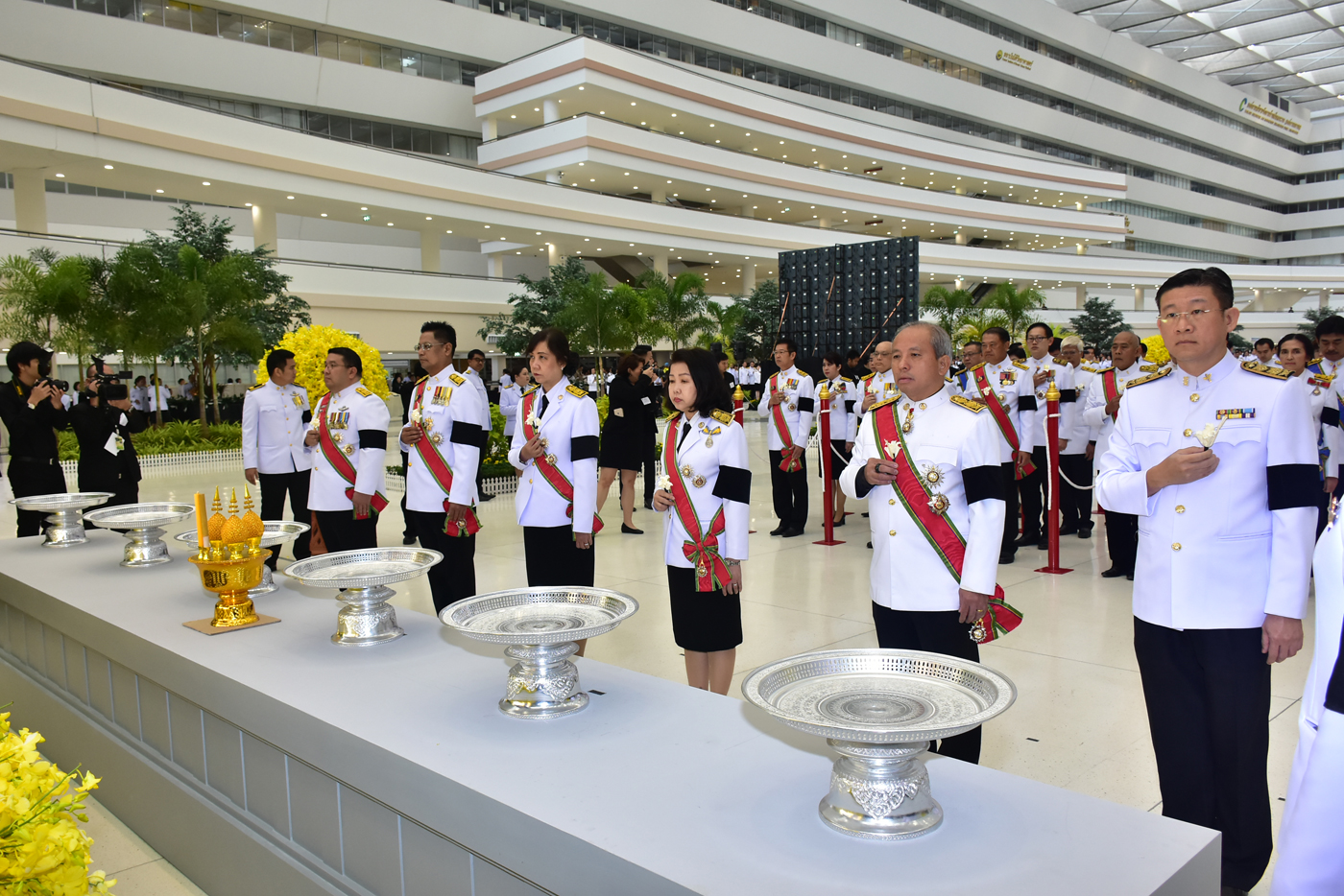 ถวายดอกไม้จันทน์ในหลวงรัชกาลที่ ๙