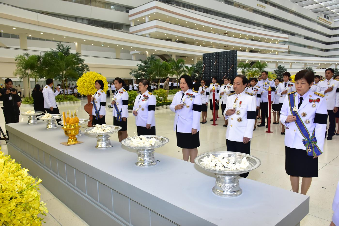 ถวายดอกไม้จันทน์ในหลวงรัชกาลที่ ๙