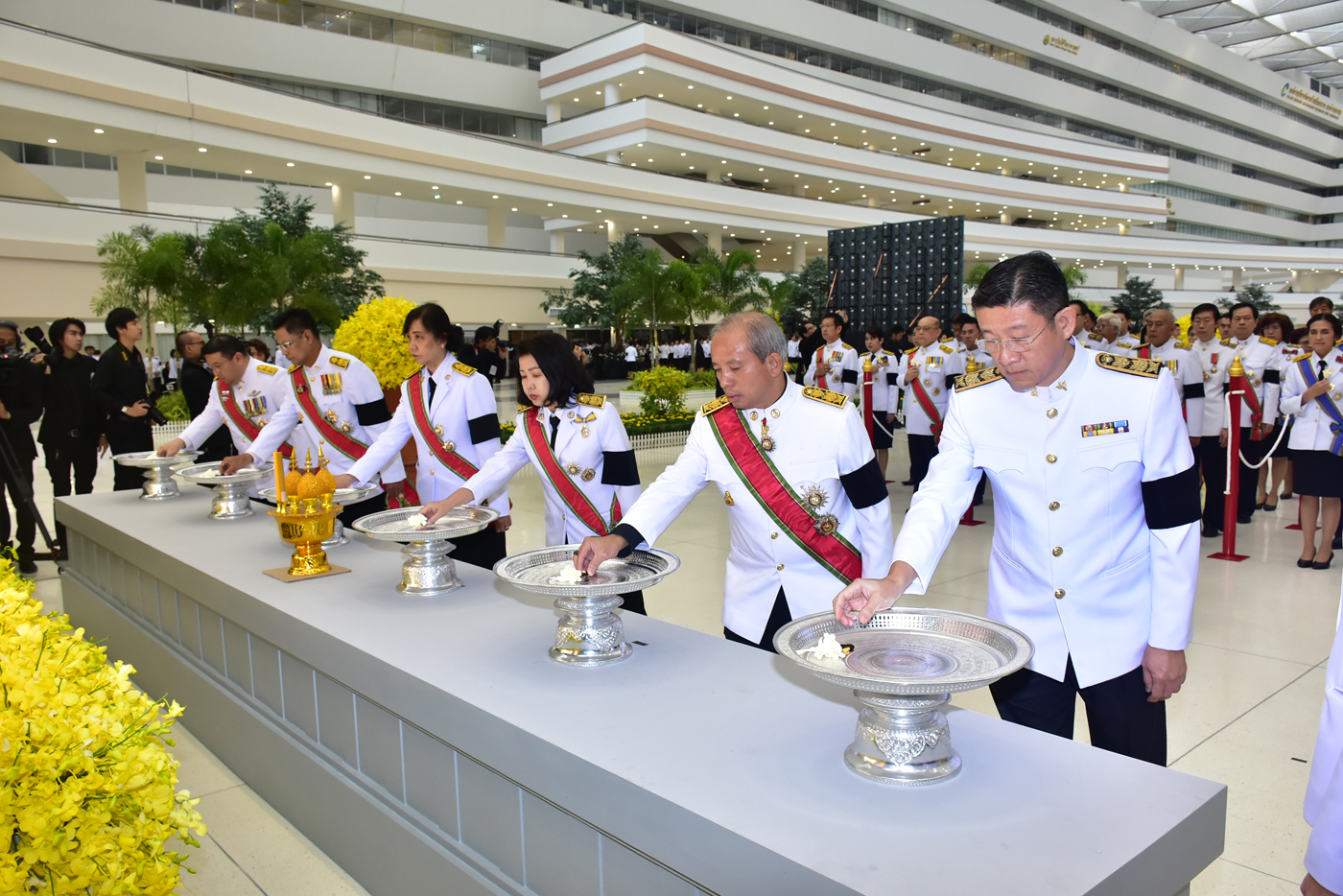 ถวายดอกไม้จันทน์ในหลวงรัชกาลที่ ๙