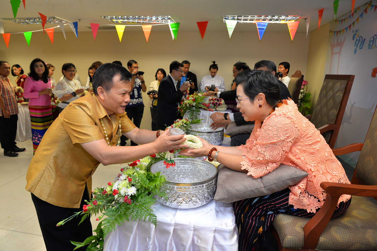 รดน้ำขอพรผู้บริหารระดับสูงกระทรวง DE