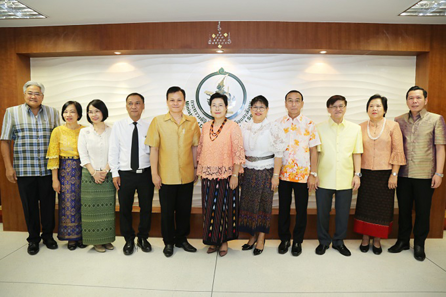 รดน้ำขอพรผู้บริหารระดับสูงกระทรวง DE