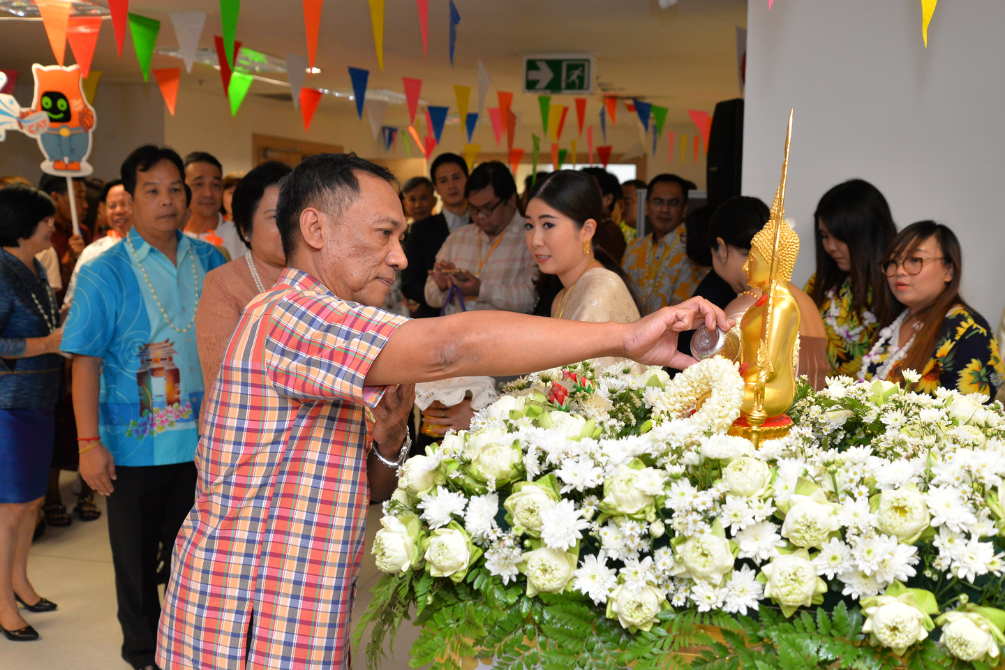 รดน้ำขอพรผู้บริหารระดับสูงกระทรวง DE