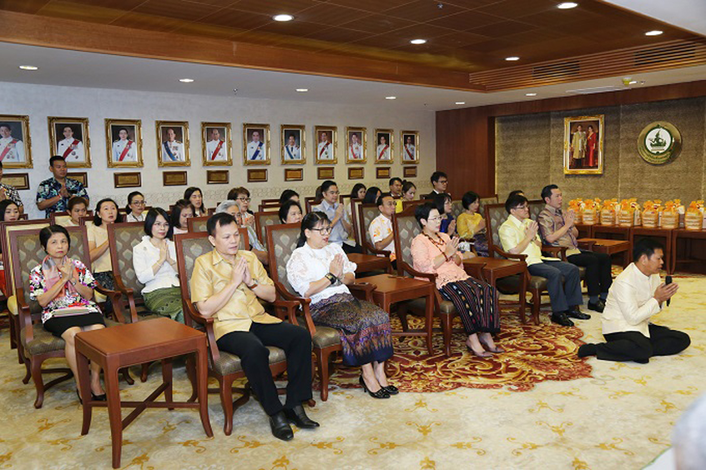 รดน้ำขอพรผู้บริหารระดับสูงกระทรวง DE