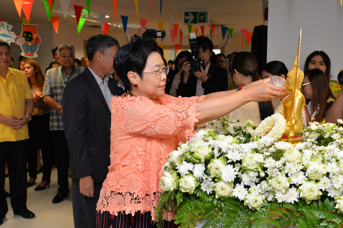 รดน้ำขอพรผู้บริหารระดับสูงกระทรวง DE