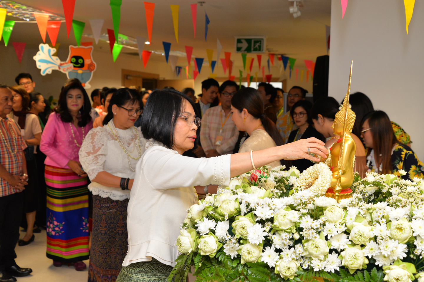 รดน้ำขอพรผู้บริหารระดับสูงกระทรวง DE