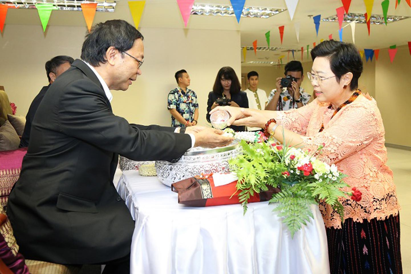 -รดน้ำขอพรผู้บริหารระดับสูงกระทรวง DE