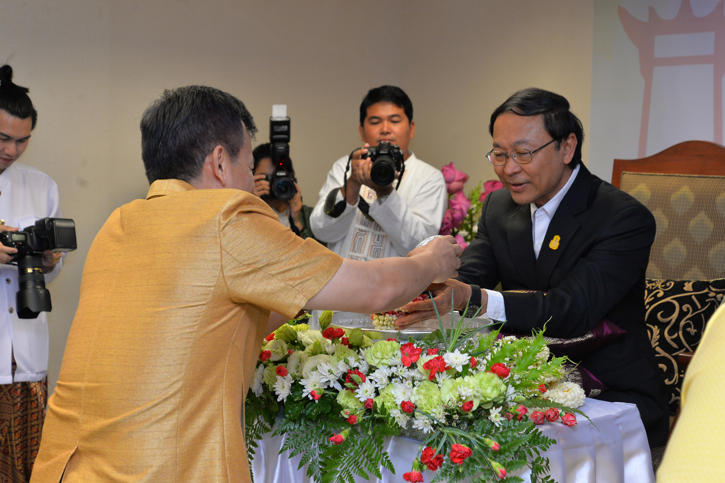 รดน้ำขอพรผู้บริหารระดับสูงกระทรวง DE