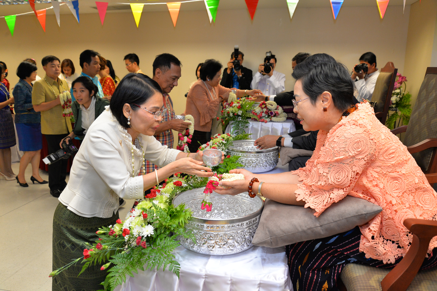รดน้ำขอพรผู้บริหารระดับสูงกระทรวง DE