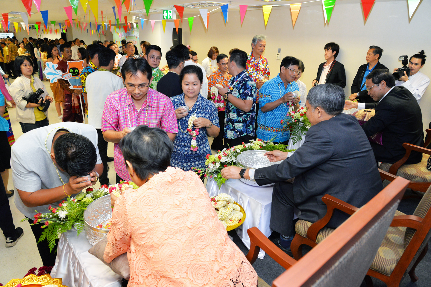 รดน้ำขอพรผู้บริหารระดับสูงกระทรวง DE