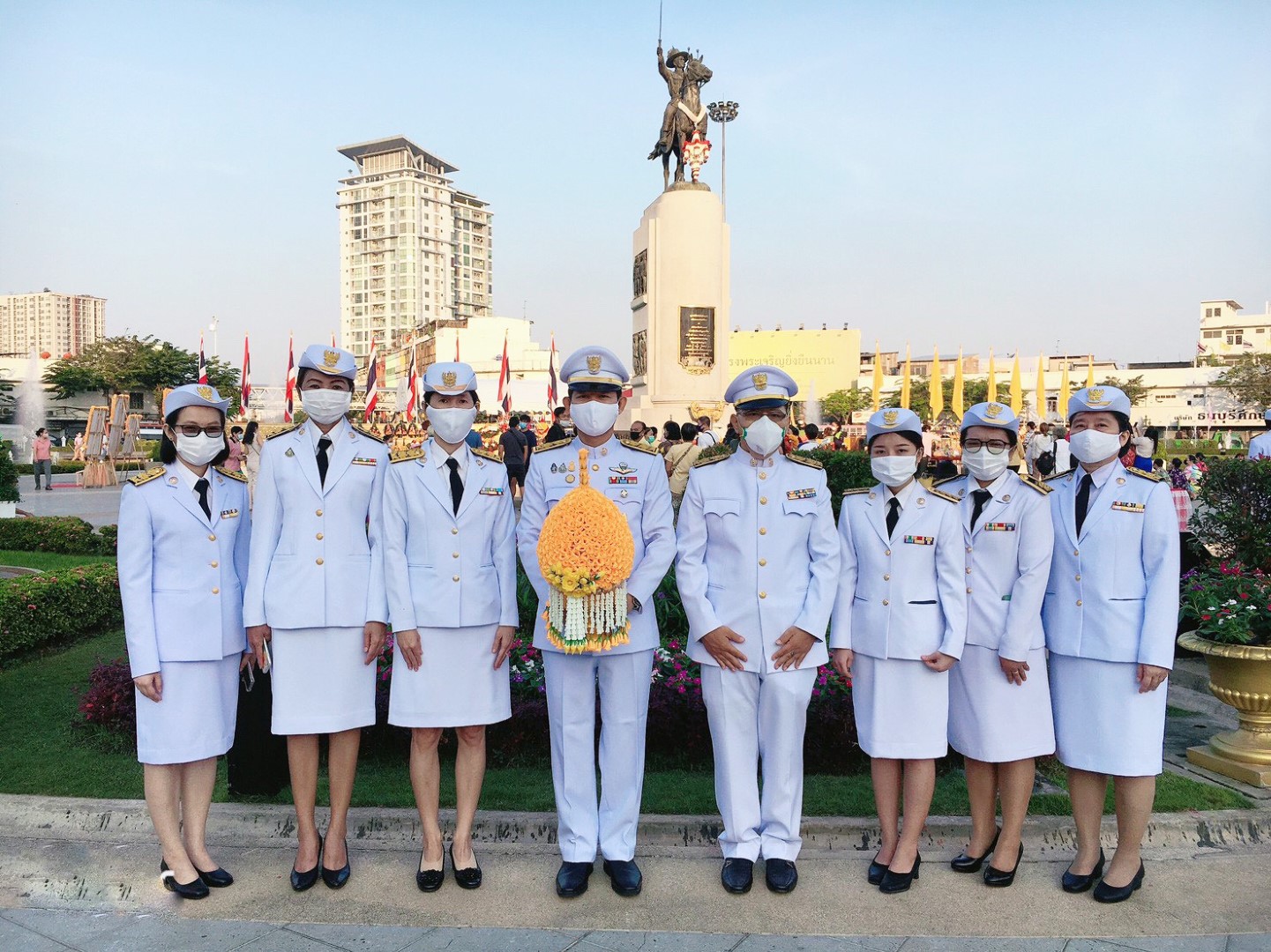 ร่วมพิธีวางพานพุ่มดอกไม้ถวายสักการะสมเด็จพระเจ้าตากสินมหาราช
