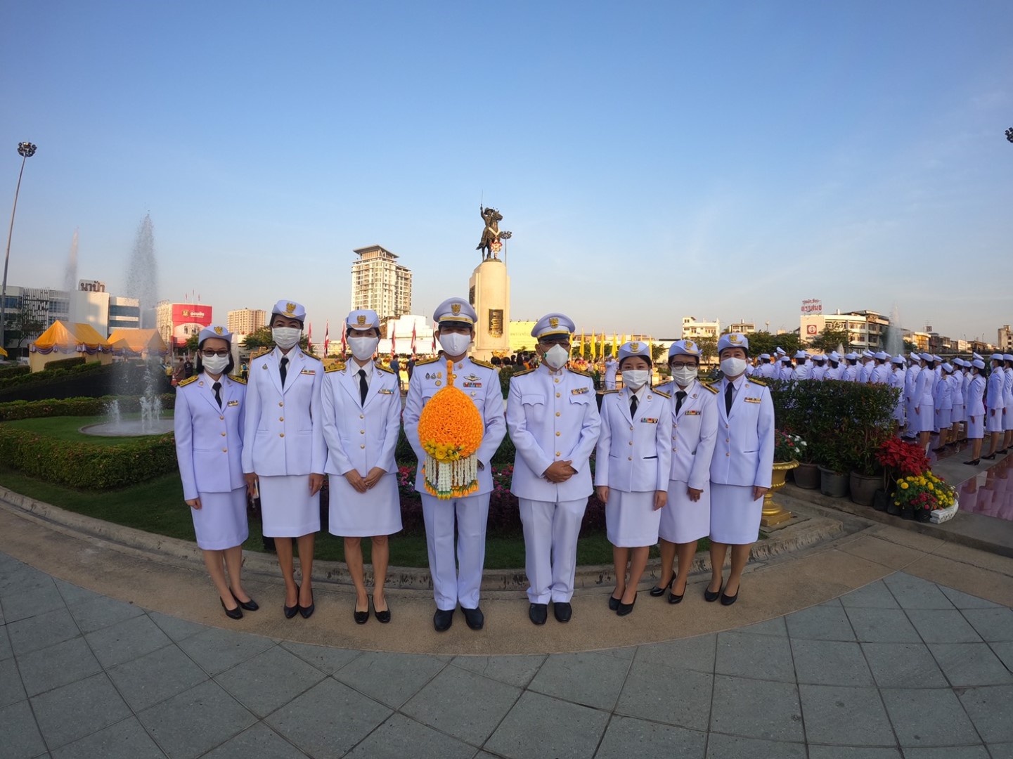 ร่วมพิธีวางพานพุ่มดอกไม้ถวายสักการะสมเด็จพระเจ้าตากสินมหาราช