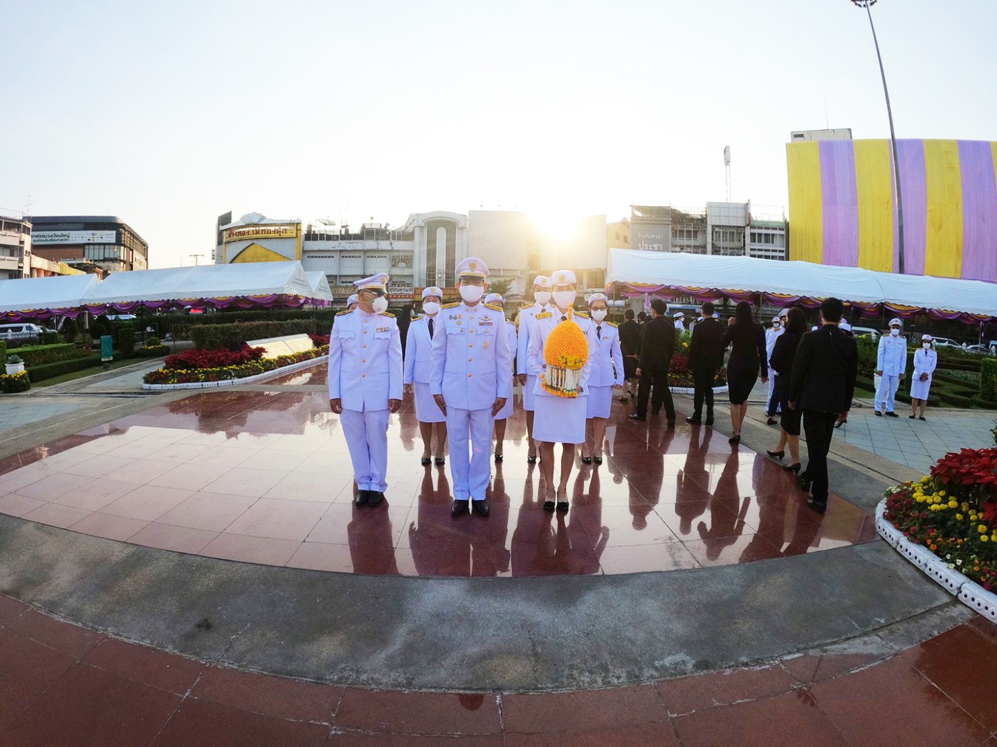 ร่วมพิธีวางพานพุ่มดอกไม้ถวายสักการะสมเด็จพระเจ้าตากสินมหาราช