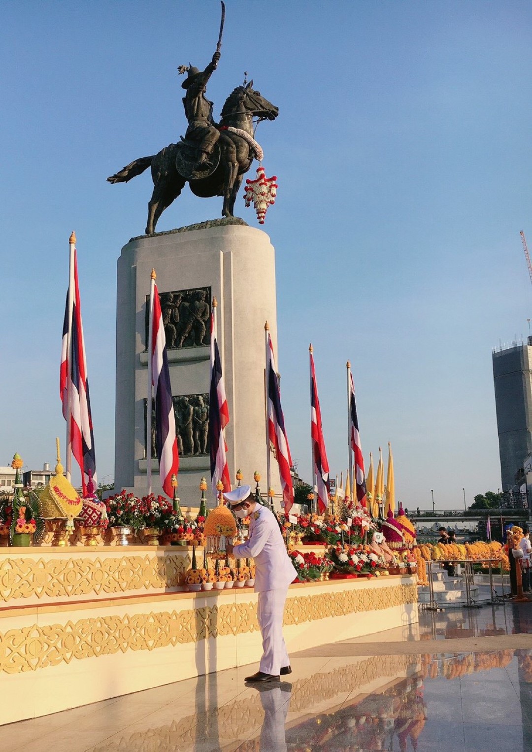 ร่วมพิธีวางพานพุ่มดอกไม้ถวายสักการะสมเด็จพระเจ้าตากสินมหาราช