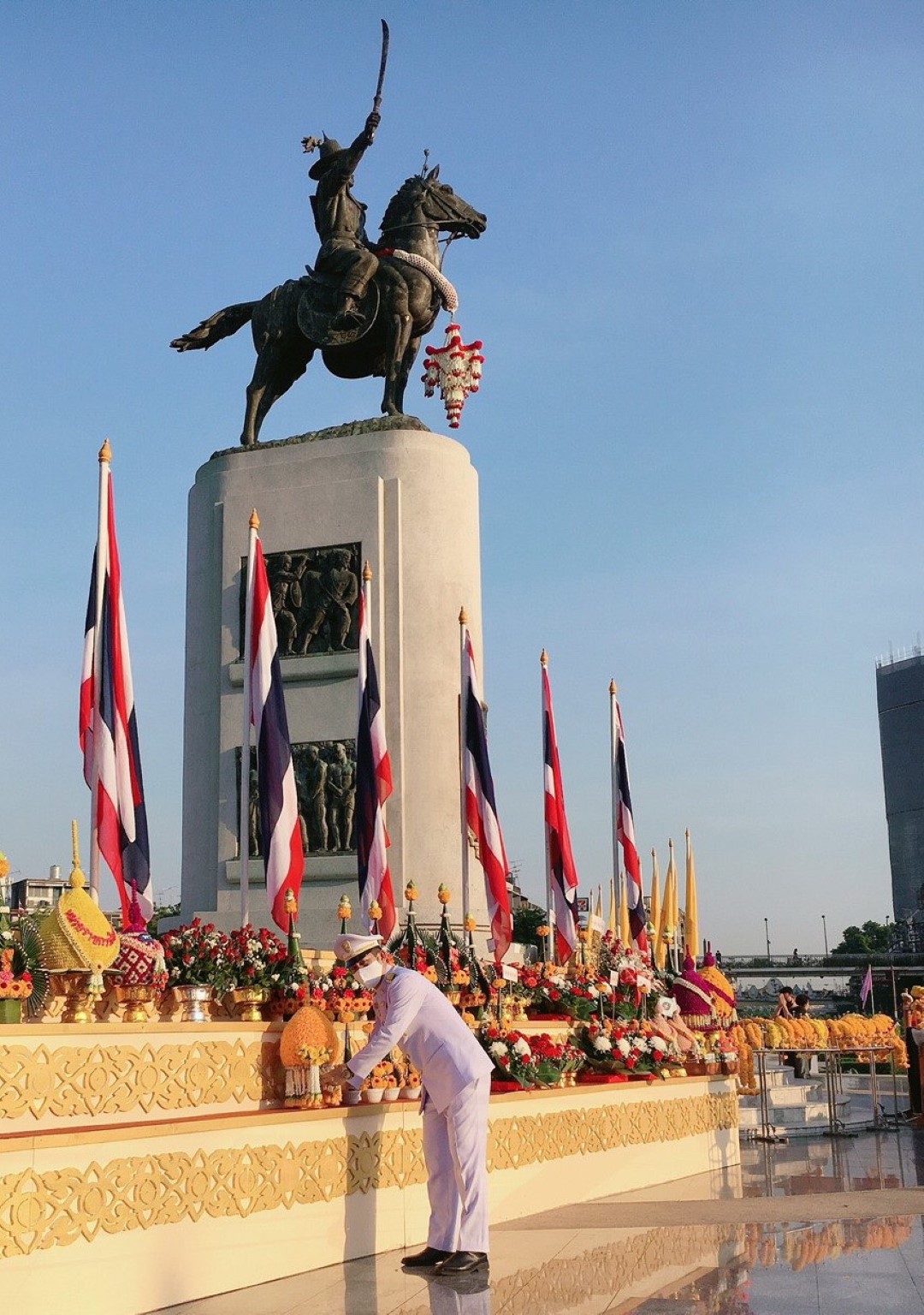 ร่วมพิธีวางพานพุ่มดอกไม้ถวายสักการะสมเด็จพระเจ้าตากสินมหาราช