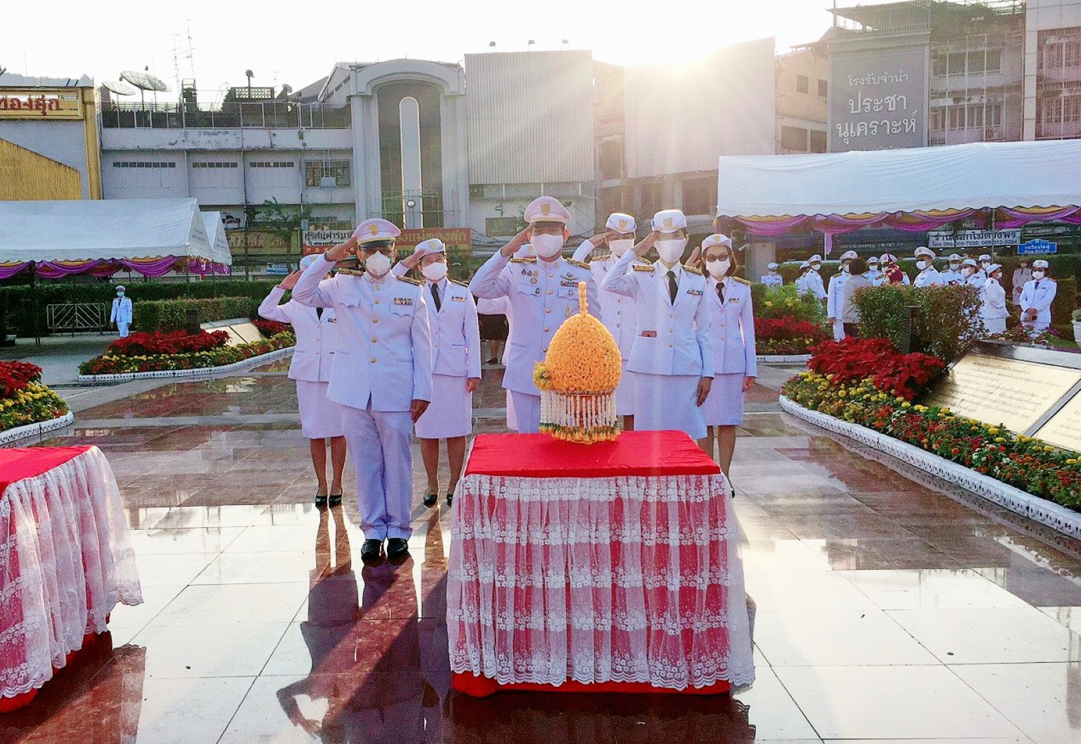ร่วมพิธีวางพานพุ่มดอกไม้ถวายสักการะสมเด็จพระเจ้าตากสินมหาราช