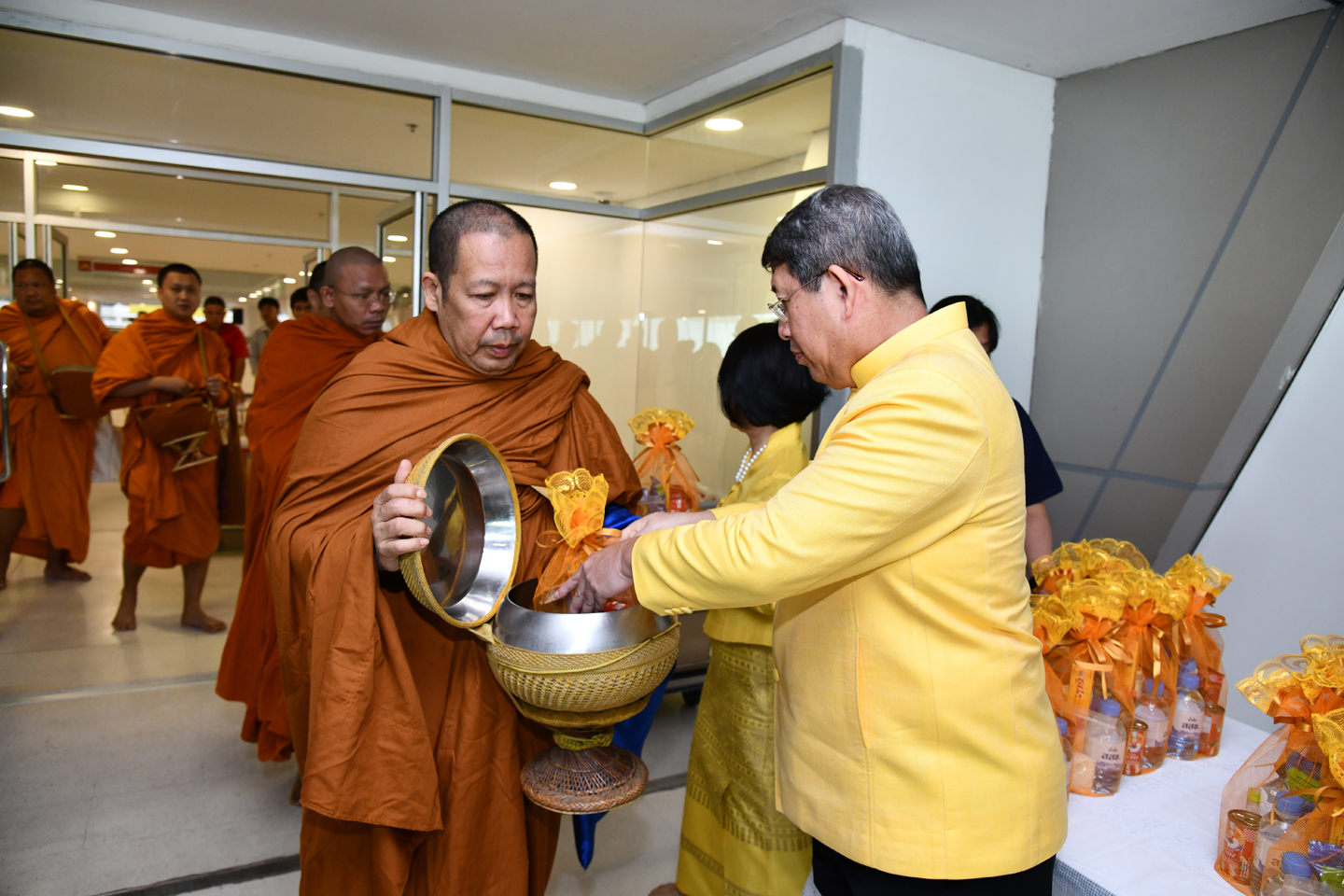 สสช. ร่วมทำบุญตักบาตร เนื่องในโอกาสวันขึ้นปีใหม่ ๒๕๖๓