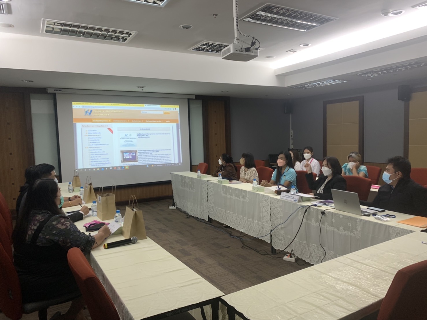 คณะเจ้าหน้าที่กรมการท่องเที่ยวเข้าศึกษาดูงานศูนย์ข้อมูลข่าวสารของราชการ ในสำนักงานสถิติแห่งชาติ​