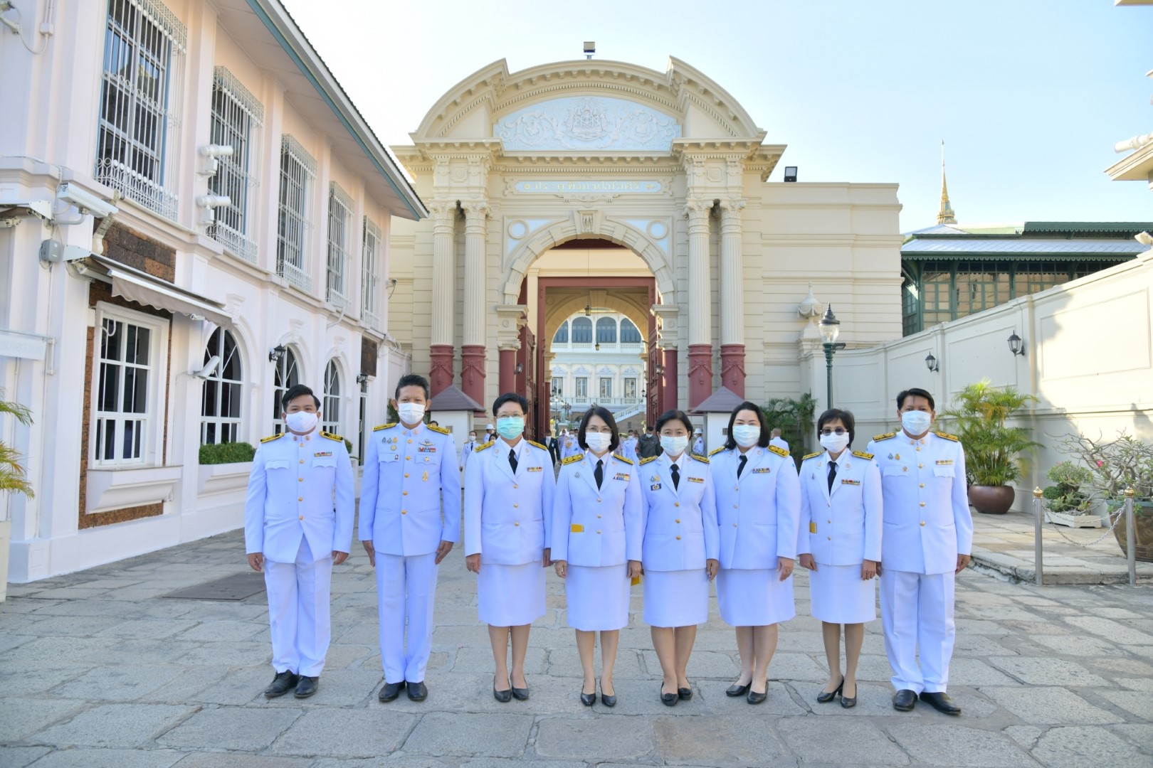 ถวายแจกันดอกไม้ และลงนามถวายพระพรเนื่องในโอกาสวันขึ้นปีใหม่ พ.ศ. 2564