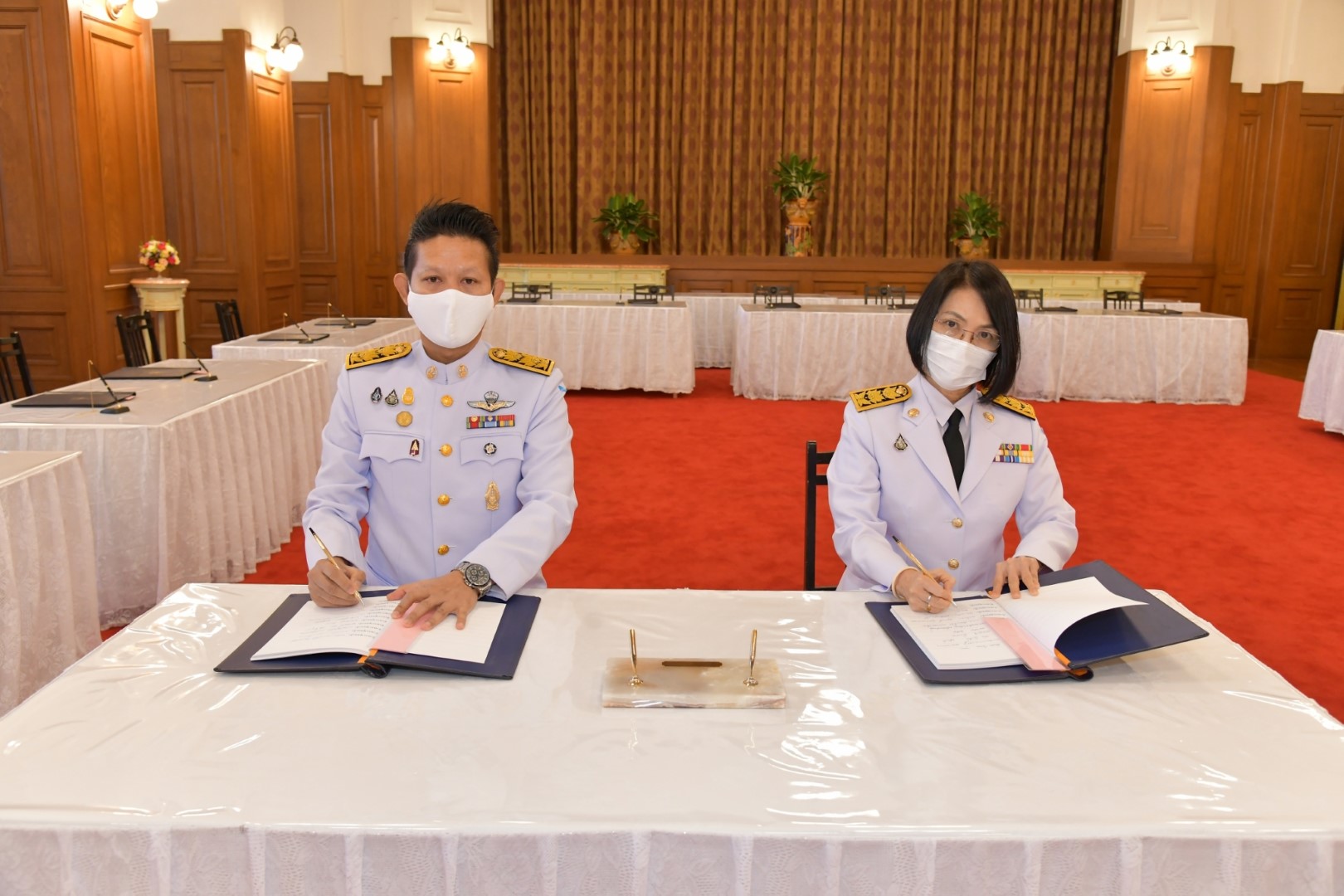 ถวายแจกันดอกไม้ และลงนามถวายพระพรเนื่องในโอกาสวันขึ้นปีใหม่ พ.ศ. 2564