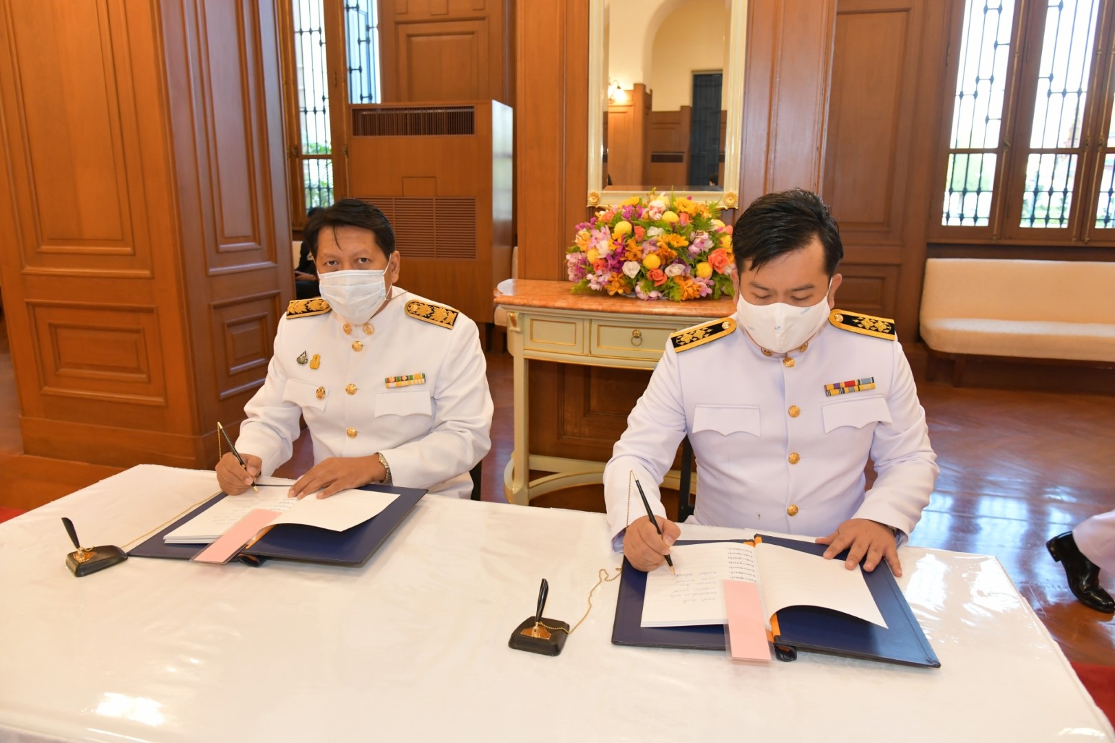 ถวายแจกันดอกไม้ และลงนามถวายพระพรเนื่องในโอกาสวันขึ้นปีใหม่ พ.ศ. 2564