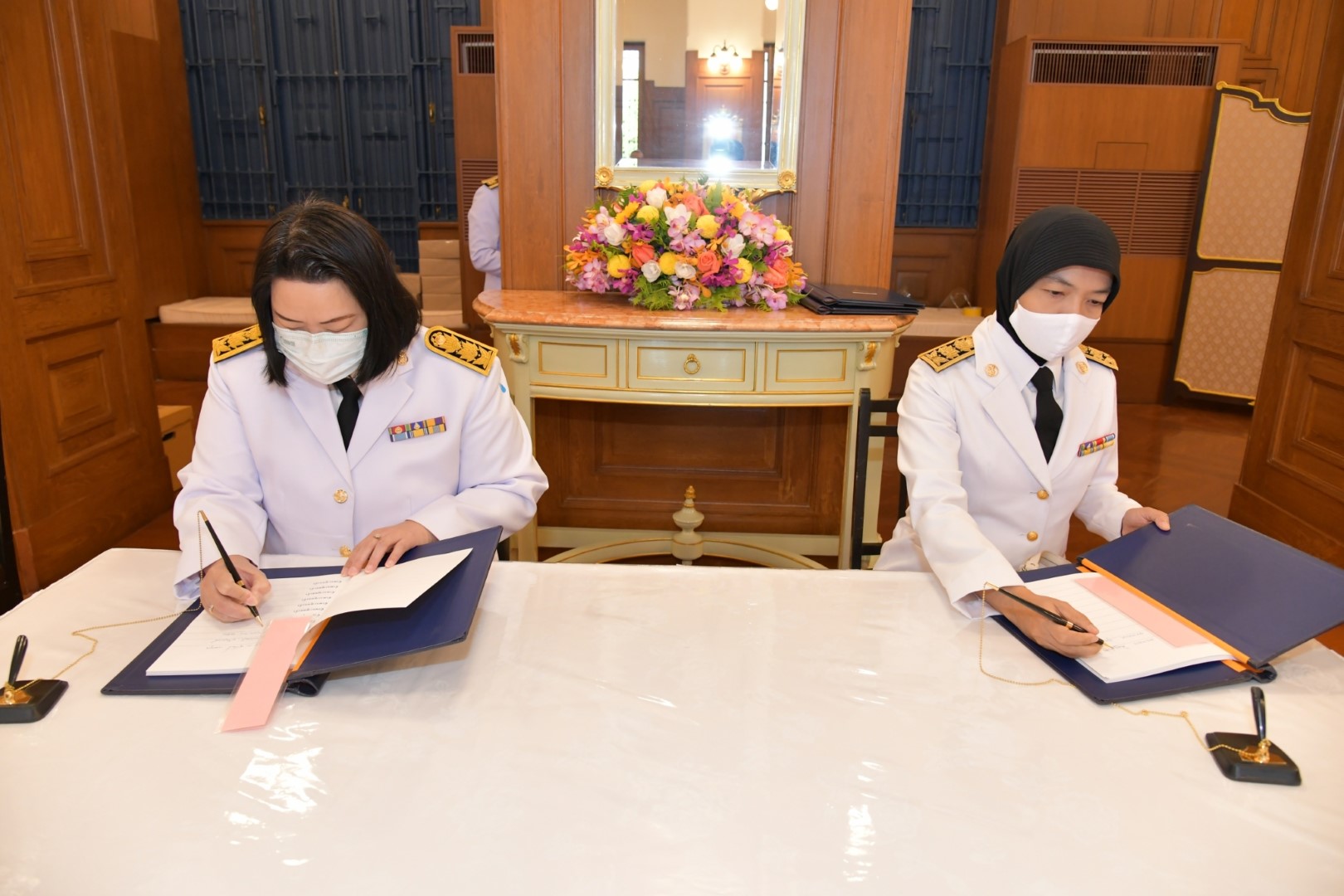 ถวายแจกันดอกไม้ และลงนามถวายพระพรเนื่องในโอกาสวันขึ้นปีใหม่ พ.ศ. 2564