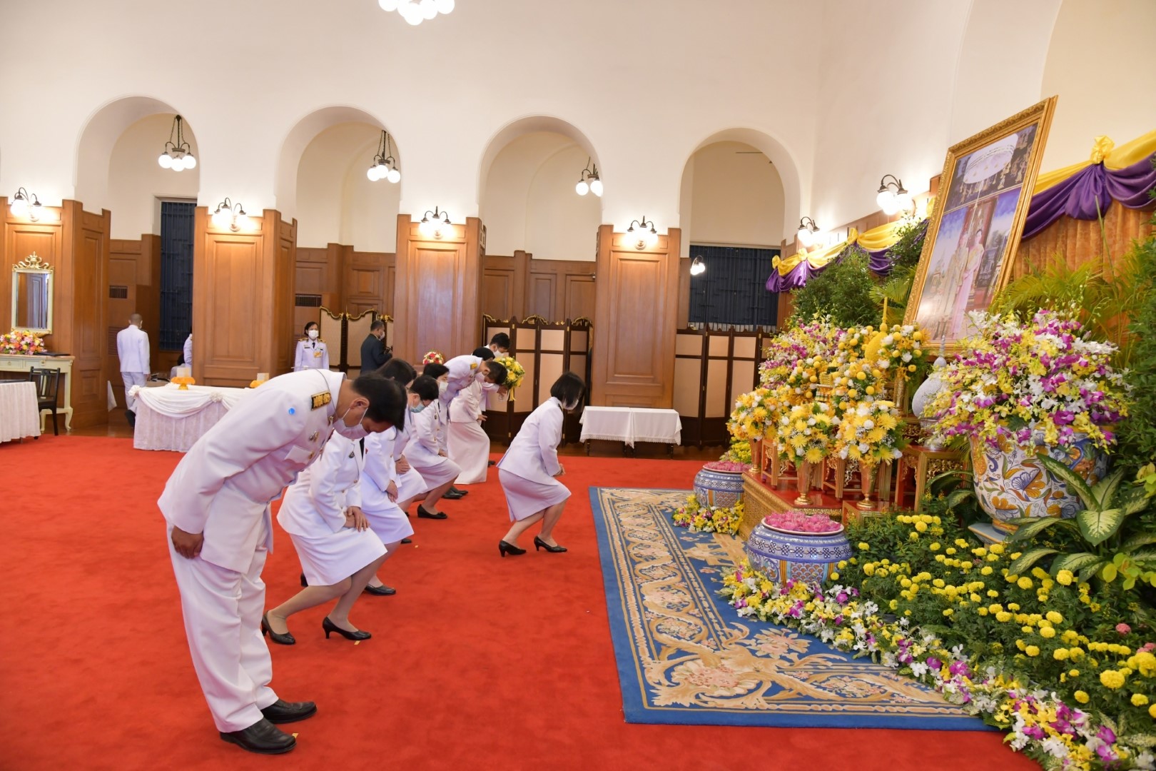 ถวายแจกันดอกไม้ และลงนามถวายพระพรเนื่องในโอกาสวันขึ้นปีใหม่ พ.ศ. 2564