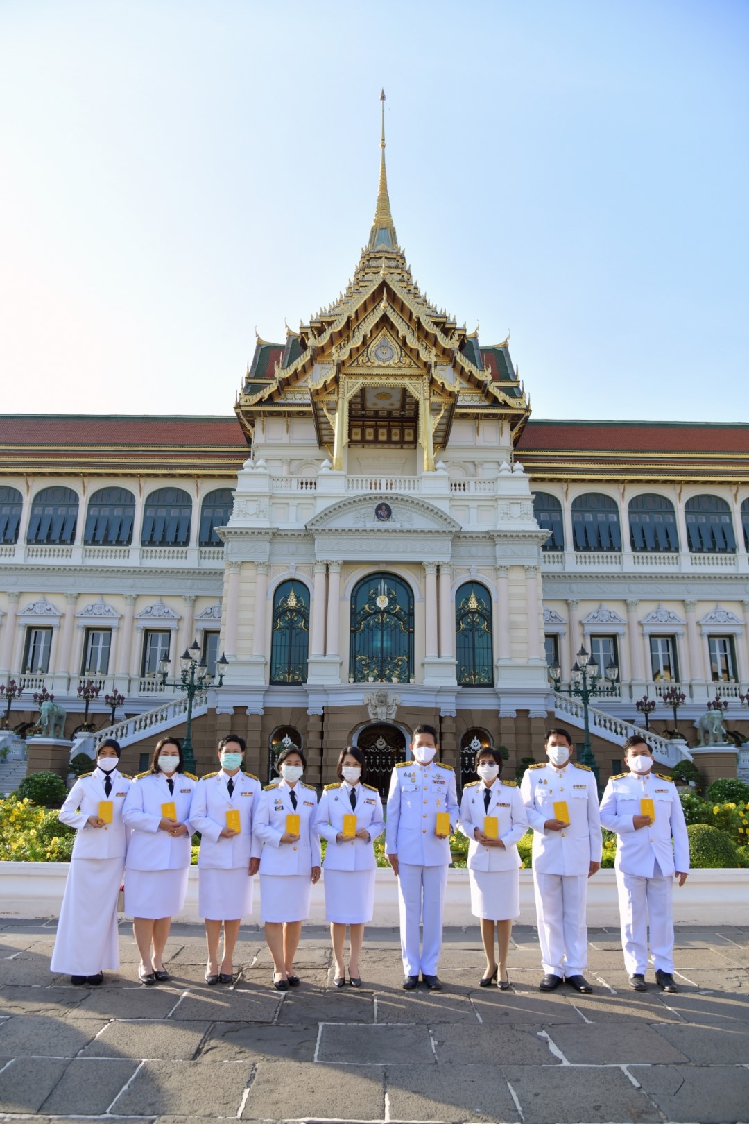 ถวายแจกันดอกไม้ และลงนามถวายพระพรเนื่องในโอกาสวันขึ้นปีใหม่ พ.ศ. 2564