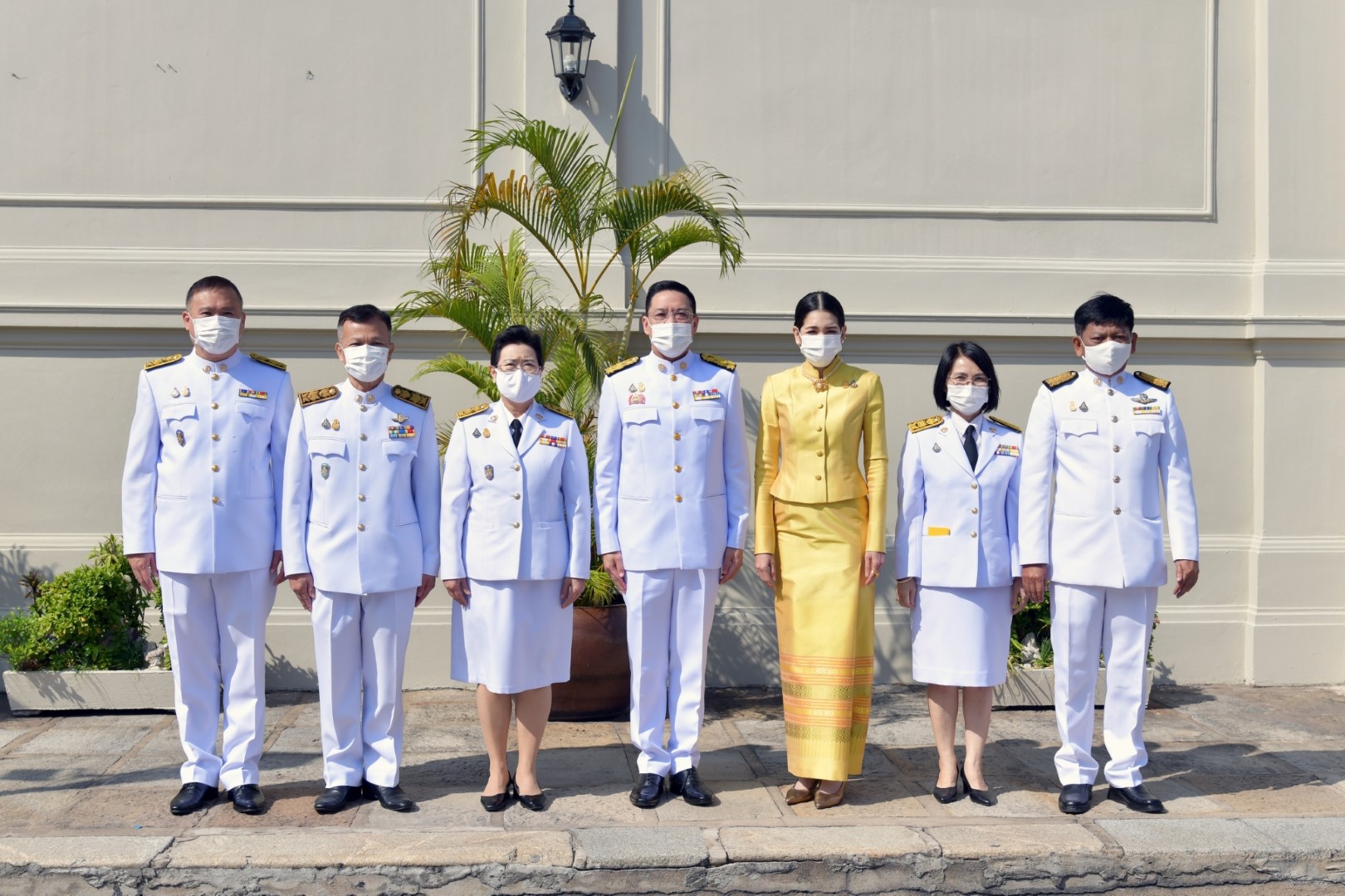 ถวายแจกันดอกไม้ และลงนามถวายพระพรเนื่องในโอกาสวันขึ้นปีใหม่ พ.ศ. 2564