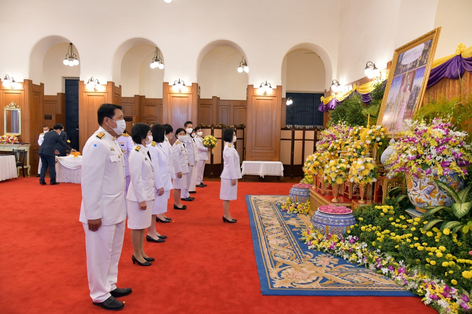 ถวายแจกันดอกไม้ และลงนามถวายพระพรเนื่องในโอกาสวันขึ้นปีใหม่ พ.ศ. 2564