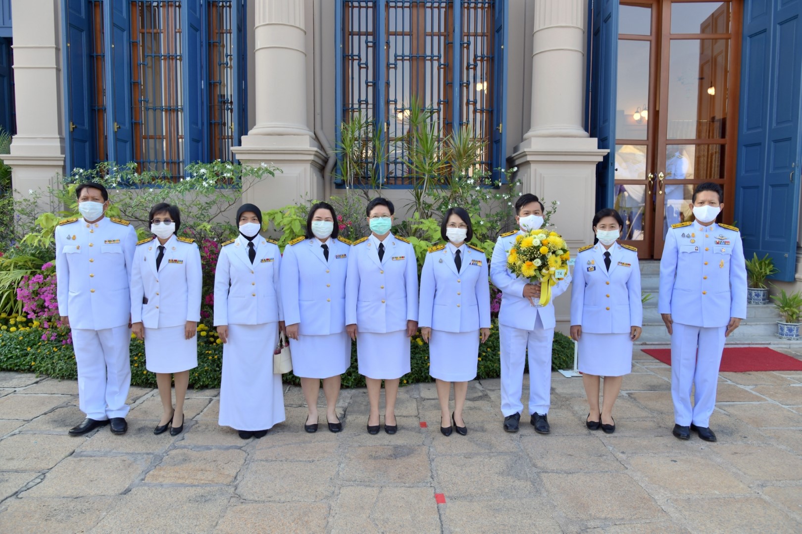 ถวายแจกันดอกไม้ และลงนามถวายพระพรเนื่องในโอกาสวันขึ้นปีใหม่ พ.ศ. 2564