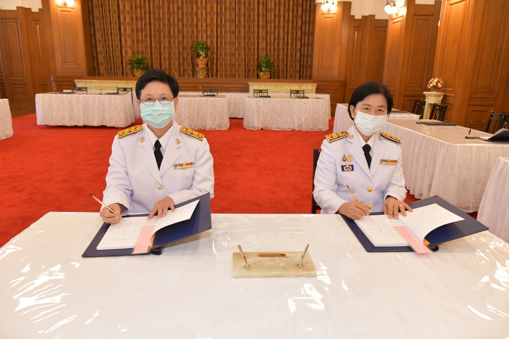 ถวายแจกันดอกไม้ และลงนามถวายพระพรเนื่องในโอกาสวันขึ้นปีใหม่ พ.ศ. 2564