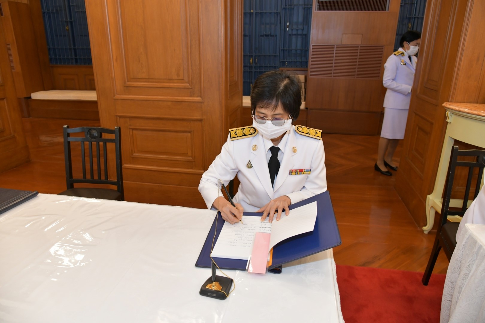 ถวายแจกันดอกไม้ และลงนามถวายพระพรเนื่องในโอกาสวันขึ้นปีใหม่ พ.ศ. 2564