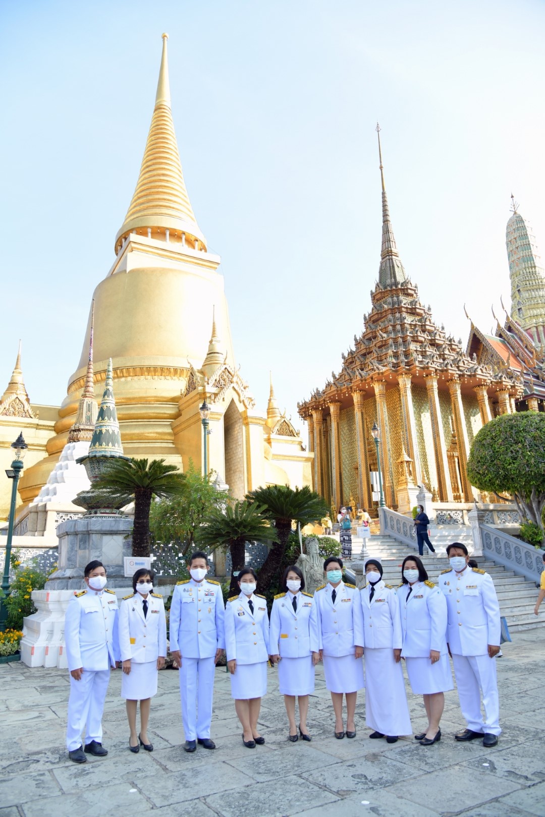 ถวายแจกันดอกไม้ และลงนามถวายพระพรเนื่องในโอกาสวันขึ้นปีใหม่ พ.ศ. 2564