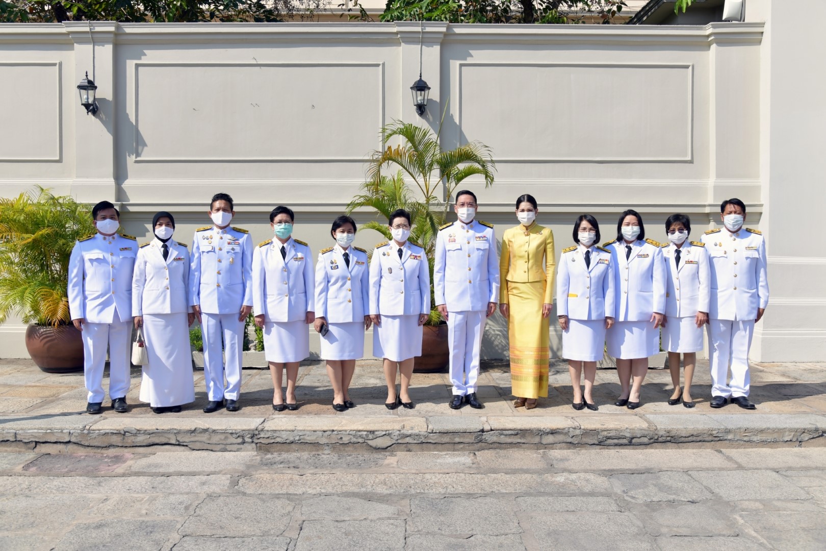 ถวายแจกันดอกไม้ และลงนามถวายพระพรเนื่องในโอกาสวันขึ้นปีใหม่ พ.ศ. 2564