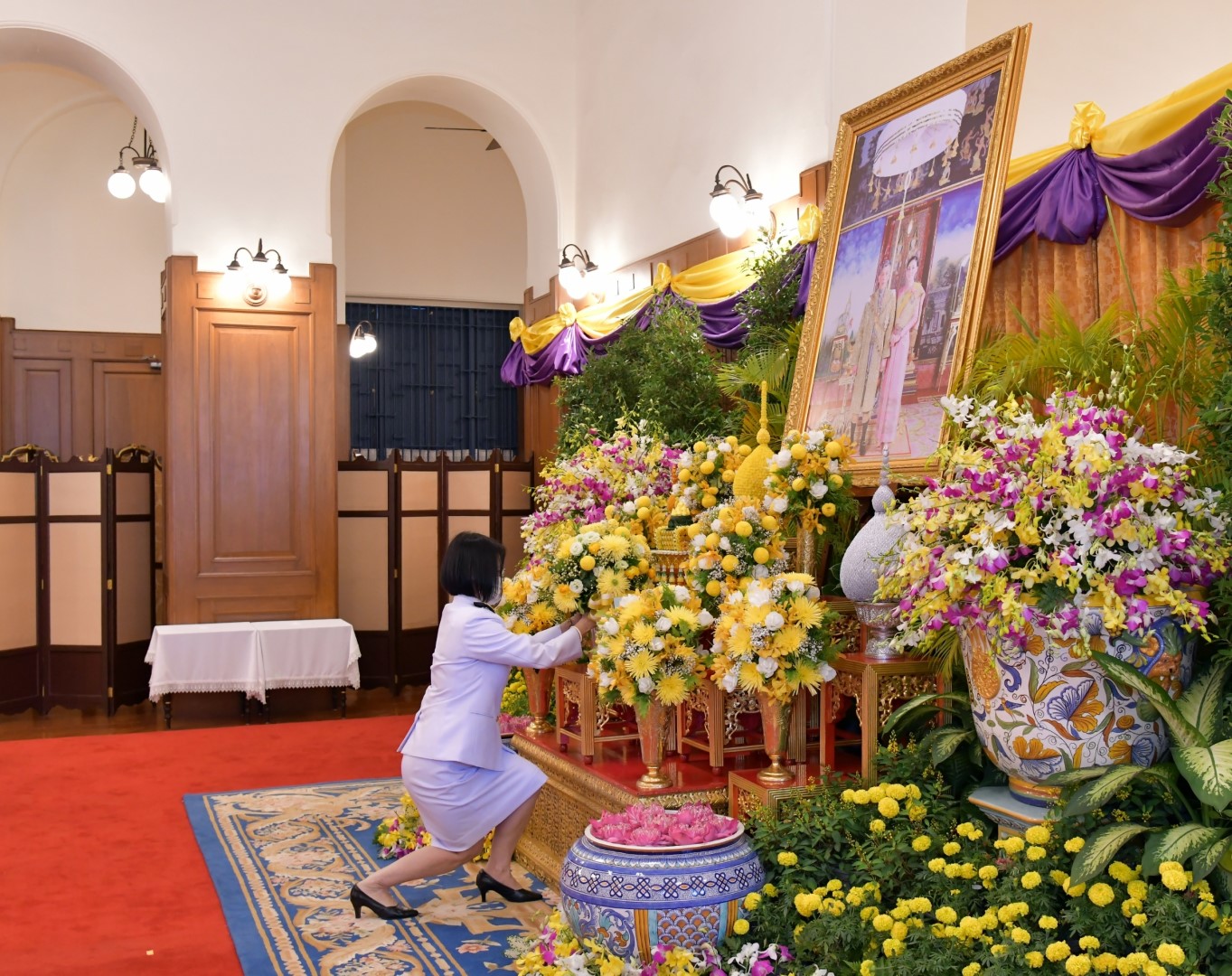 ถวายแจกันดอกไม้ และลงนามถวายพระพรเนื่องในโอกาสวันขึ้นปีใหม่ พ.ศ. 2564