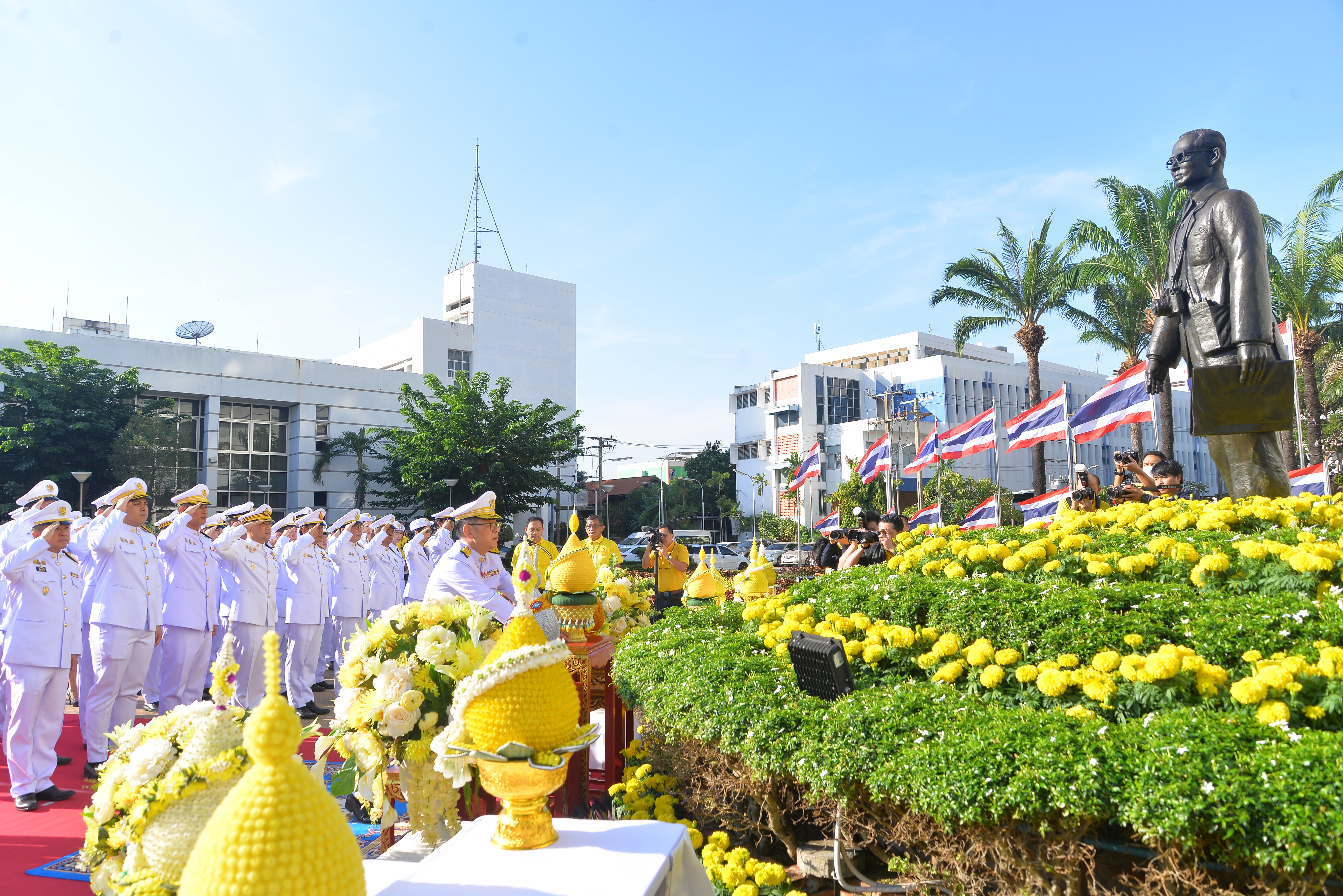 วางพานพุ่มดอกไม้