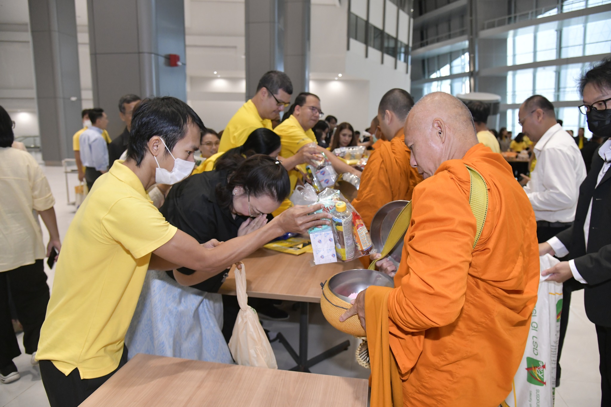 ตักบาตร